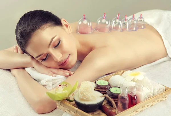 Mulher Bonita Relaxante Salão Spa Com Massagem Corporal Vácuo — Fotografia de Stock
