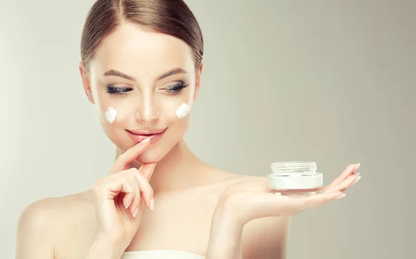 Bella Giovane Donna Che Applica Trattamento Cosmetico Crema Sul Suo — Foto Stock