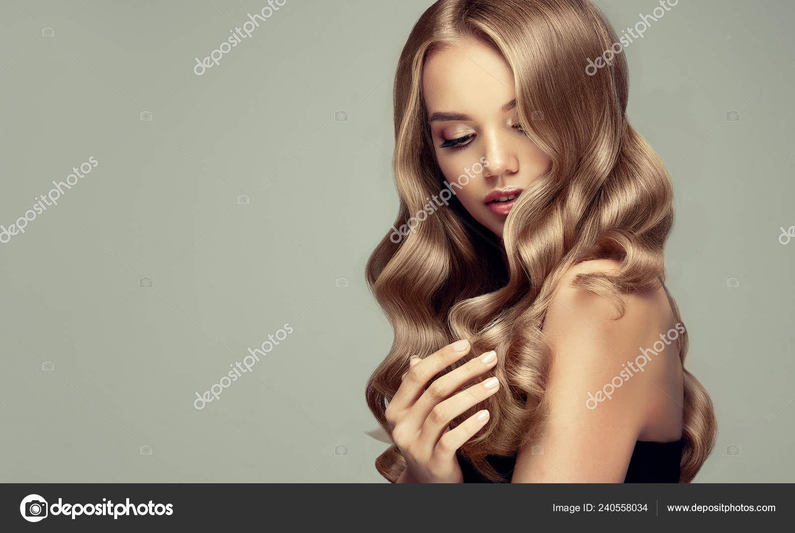 Cabelo loiro mulher lindo penteado encaracolado cabelo comprido