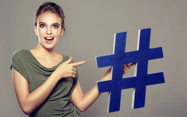 Studio Hashtag Işaret Tutan Gülümseyen Genç Kadın Sosyal Medya Kavramı — Stok fotoğraf