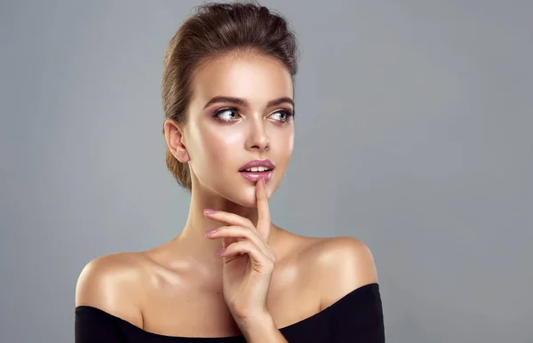 Mooi Model Meisje Met Een Charmante Glimlach Elegante Kapsel Vrouw — Stockfoto