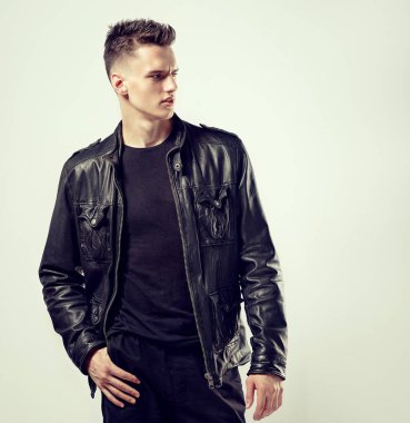Yakışıklı bir adam bir şık siyah deri ceketli bir moda saç stiliyle moda portre