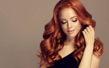 Hacimli saçlı Genç, Kızıl saçlı kadın. Uzun, yoğun, kıvırcık saç modeli ile güzel model