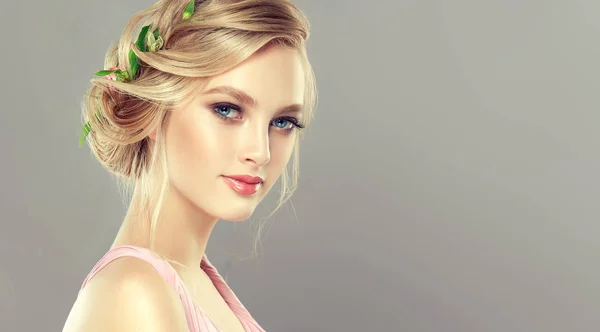 Young Blonde Haired Woman Hairstyle Flowers — Stock Photo, Image