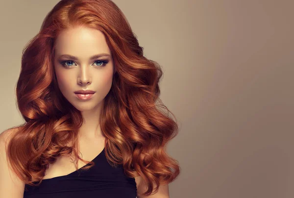 Jeune Femme Rousse Aux Cheveux Volumineux Beau Modèle Coiffure Longue — Photo