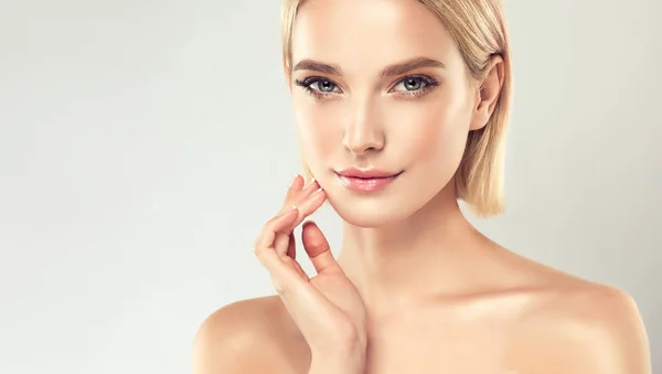 Hermosa Joven Con Piel Limpia Fresca Tratamiento Facial Cosmetología Belleza — Foto de Stock