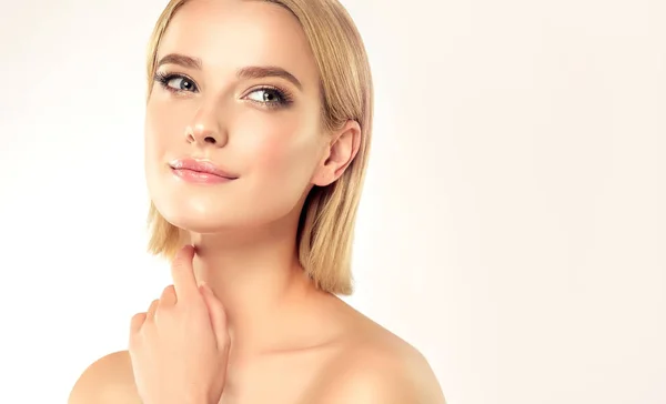 Hermosa Joven Con Piel Limpia Fresca Tratamiento Facial Cosmetología Belleza —  Fotos de Stock