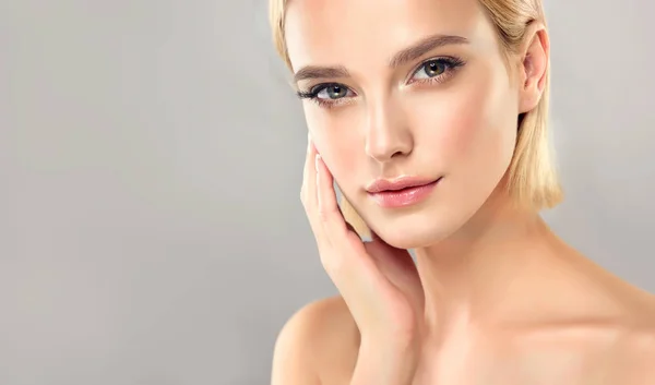 Hermosa Joven Con Piel Limpia Fresca Tratamiento Facial Cosmetología Belleza —  Fotos de Stock