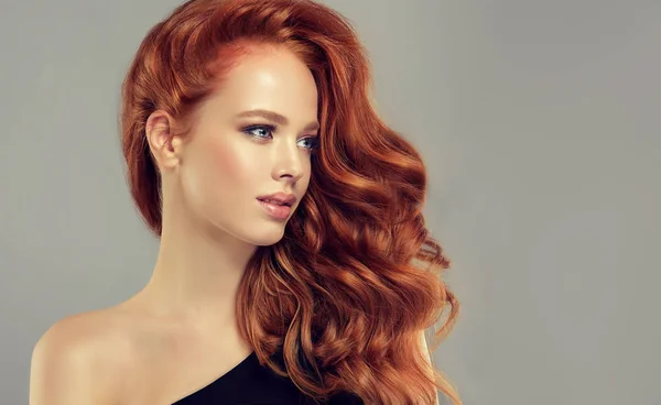 Krásný Model Dívka Dlouhými Kudrnatými Vlasy Červené Styling Účesu Kroutí — Stock fotografie