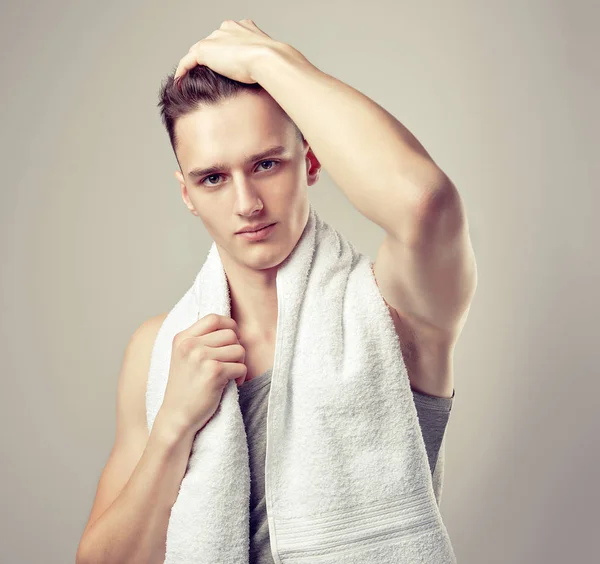 Giovane Uomo Sportivo Attraente Con Asciugamano Sulle Spalle Dopo Allenamento — Foto Stock