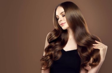 Uzun ve parlak dalgalı saçlı güzellik kız . Kıvırcık saç modeli ile güzel kadın modeli