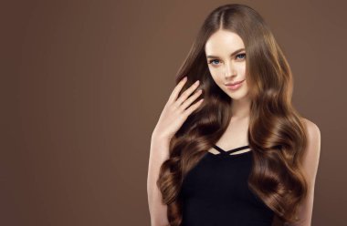 Uzun ve parlak dalgalı saçlı güzellik kız . Kıvırcık saç modeli ile güzel kadın modeli