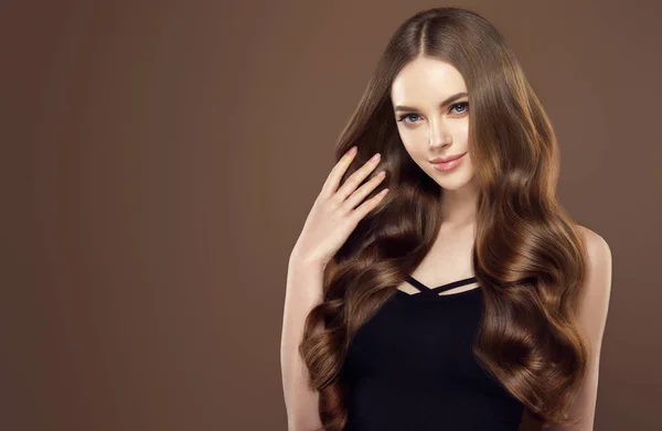 光沢のある波状の髪を持つ美少女 巻き毛髪を持つ美しい女性モデル — ストック写真