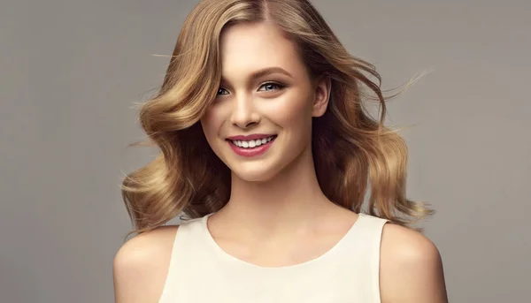 Blond Kobieta Kręcone Piękne Włosy Szarym Tle Dziewczynka Przyjemnym Uśmiechem — Zdjęcie stockowe