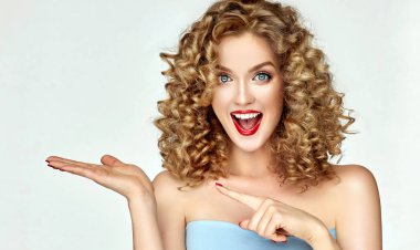 Genç kadın gösterir ve bazı ürün reklamı . Güzel kız yan işaret ediyor . Hizmetlerinizi sunuyor. Etkileyici yüz ifadeleri duygular