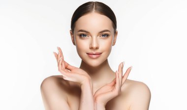 Yüzü temiz, genç ve güzel bir kadın. Kız yüz tedavisi. Kozmetik, güzellik ve kaplıca .