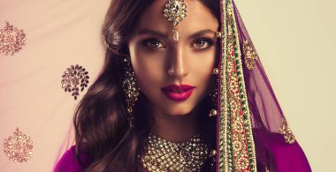 Güzel Hintli bir kızın portresi. Sari ve kundan takılar içinde genç Hindu kadın model. Geleneksel Hindistan kostüm lehenga choli. Doğu ya da Arap kültürü.