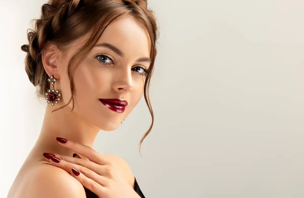 Bella Ragazza Modello Con Bordeaux Manicure Colore Del Vino Sulle — Foto Stock