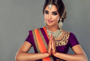 Güzel Hintli bir kızın portresi. Tatoo mehndi ve kundan mücevherli genç Hindu kadın model. Geleneksel Hint kostümü lehenga choli .