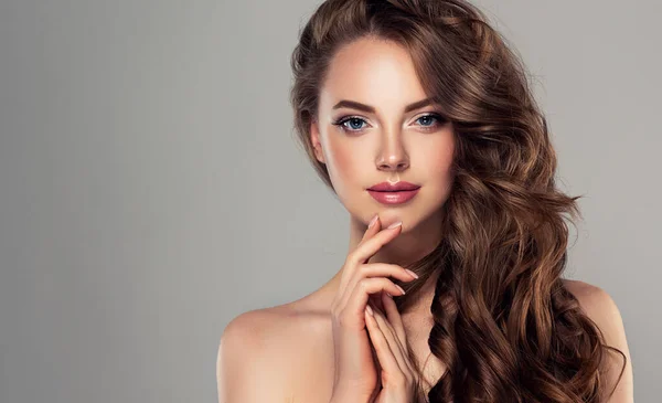 Szépség Barna Lány Hosszú Fényes Hullámos Fekete Haj Gyönyörű Modell — Stock Fotó