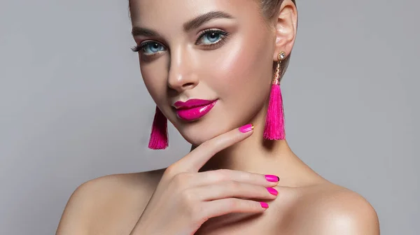 Hermosa Modelo Chica Con Manicura Fucsia Rosa Las Uñas Maquillaje — Foto de Stock