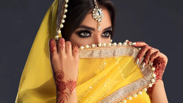 Krásná Indiánka Mladá Hinduistka Modelka Tetováním Mehndi Kočičími Šperky Tradiční — Stock fotografie