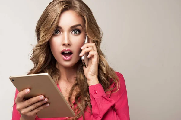 태블릿을 사용하는 아름다운 소녀가 광고를 전화를 온라인 교육이나 인터넷을 일하는 — 스톡 사진