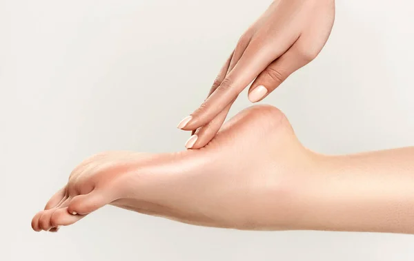 Perfekt Sauberer Weiblicher Fuß Schöne Und Elegant Gepflegte Mädchenhand Berührt — Stockfoto