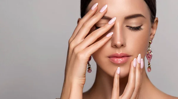 Belle Jeune Femme Avec Une Peau Propre Fraîche Sur Visage — Photo