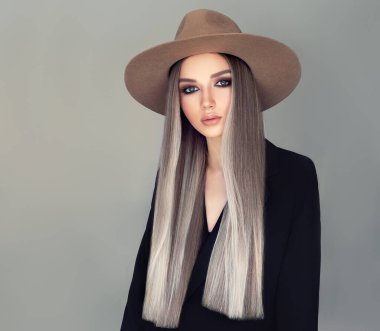 Saçları beyaza boyanmış güzel bir kız. Güzellik salonunda yapılan şık bir saç stili. Güzellik, kozmetik ve makyaj
