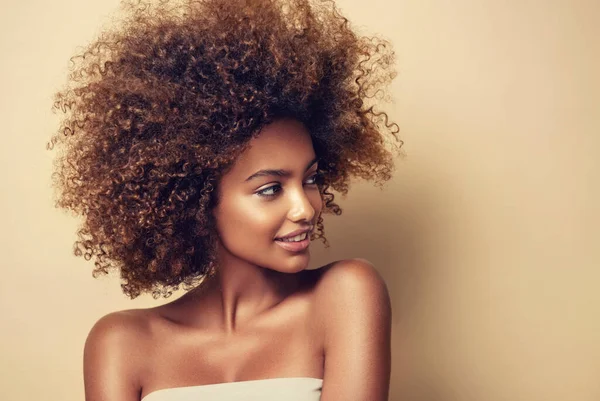 Piękny Portret Afrykańskiej Kobiety Afro Fryzurą — Zdjęcie stockowe