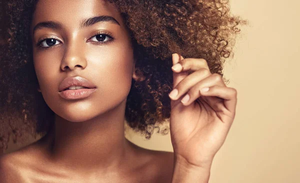 Szépség Portré Afro Amerikai Tiszta Egészséges Bőr Bézs Háttér Bőrápolás — Stock Fotó
