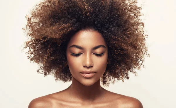 Gyönyörű Afro Hajú Afro Amerikai — Stock Fotó