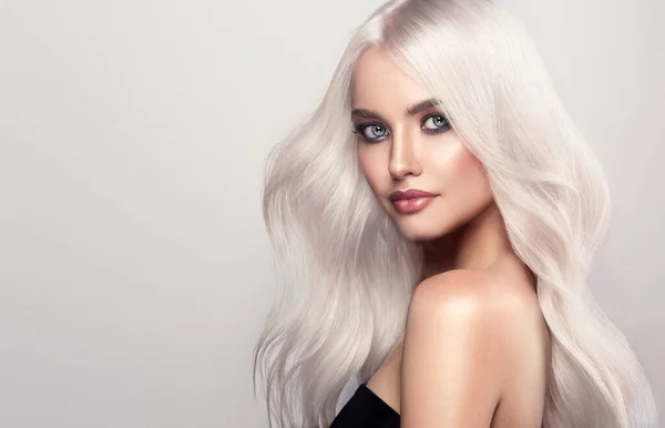 Schöne Mädchen Mit Haarfärbung Ultra Blond Stilvolle Frisur Locken Einem — Stockfoto
