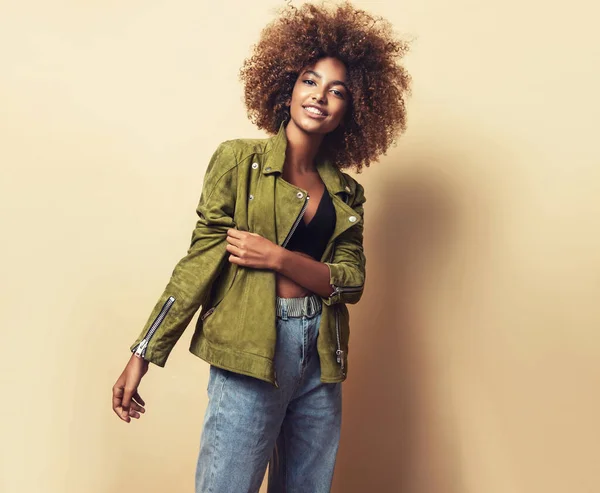 Ritratto Bellezza Donna Afro Americana Con Pelle Sana Pulita Sfondo — Foto Stock