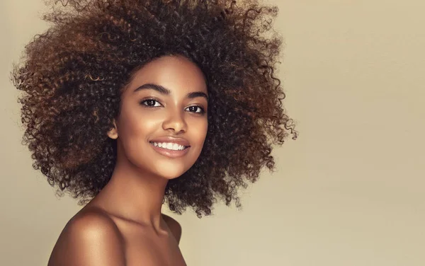 Skönhetsporträtt Afrikansk Amerikansk Kvinna Med Ren Frisk Hud Beige Bakgrund — Stockfoto