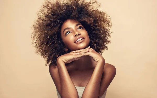 Retrato Belleza Mujer Afroamericana Con Piel Limpia Saludable Sobre Fondo — Foto de Stock