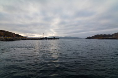 Pier bir balıkçı köyü olan Teriberka, Murmansk bölgesi, Rusya Federasyonu