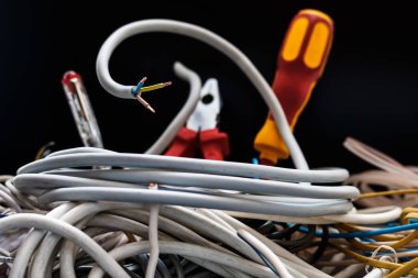 Elektrikli tel ve siyah zemin araçlar