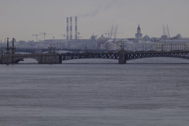 mavi gökyüzü arka plan üzerinde kırmızı yol ışık