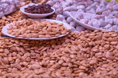 Marketteki badem yığınının tepesinde kızarmış badem var.