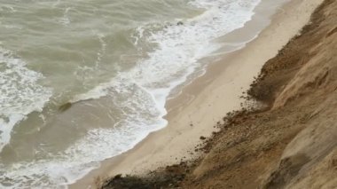 Deniz dalgaları tepelerin altında ile. Doğal sahil peyzaj. Dağ okyanus breze ile.