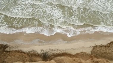 Deniz dalgaları tepelerin altında ile. Doğal sahil peyzaj. Dağ okyanus breze ile.