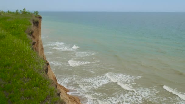 丘の下に波と海。自然海岸の風景です。海 breze と山. — ストック動画