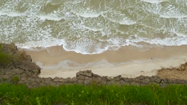 Mar com ondas debaixo das colinas. Paisagem natural da costa. Montanha com brisa oceânica . — Vídeo de Stock