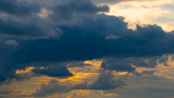 Nuages dramatiques mouvants sur le ciel bleu — Video