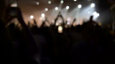 Konser kalabalık siluetleri, ağır çekim