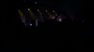 Konser kalabalık siluetleri, ağır çekim