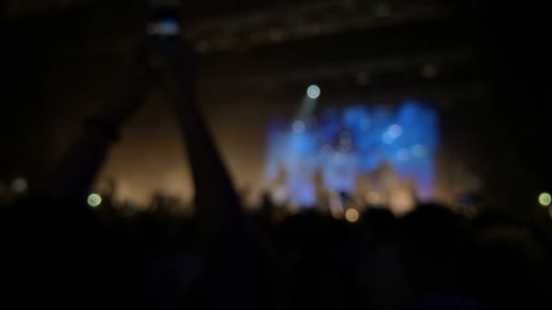 Silhuetas de multidão de concertos, câmera lenta — Vídeo de Stock