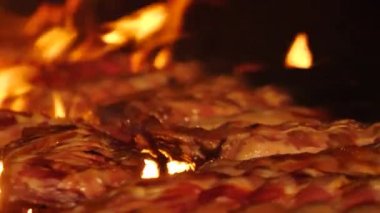 Sığır eti ve domuz eti yemek. Yangın Barbekü Kebap ızgara üzerinde et kavrulmuş. Sokak gıda, yakın.